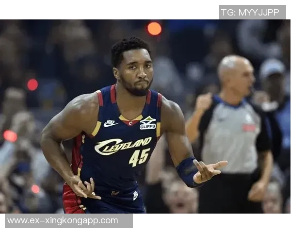 米切尔半场表现亮眼5中3贡献7分1板2助2断展现实力